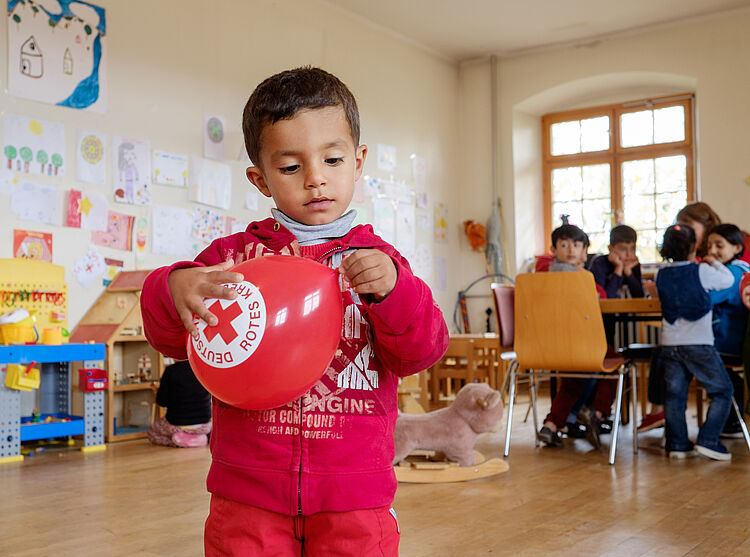 Flüchtlingskind in Aufnahmestation
