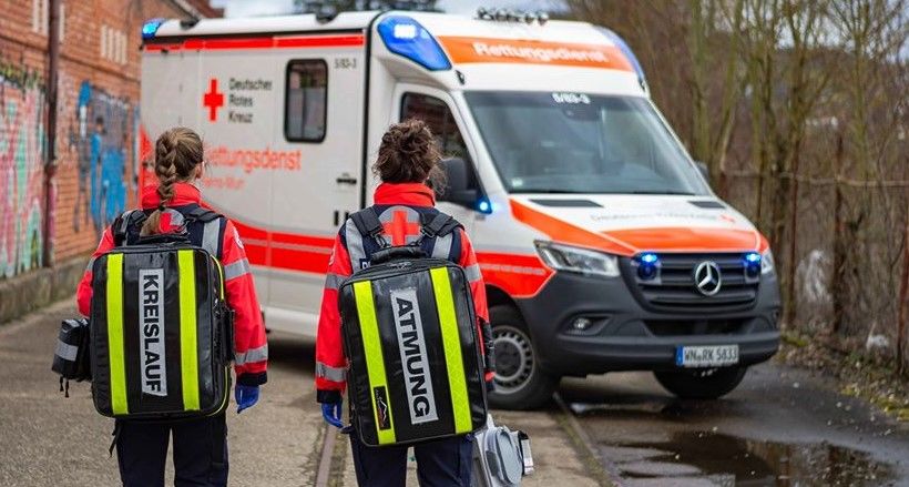 Rettungswagen mit zwei Einsatzkräften KV Rems-Murr