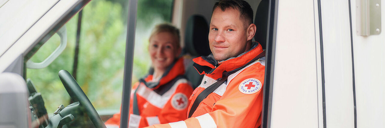 Rettungssanitäter vom DRK im Rettungswagen