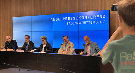 Bild von der Pressekonferenz der beiden DRK-Landesverbände mit Präsidentin Bosch, Präsident Hurth und den beiden Landesgeschäftsführern