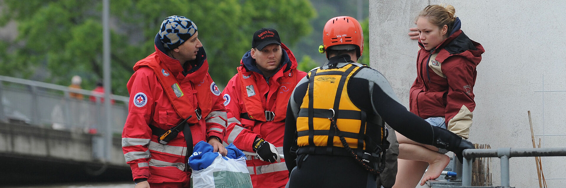 Hochwasser: Frauen werden von Helfern der DRK - Wasserwacht mit dem Boot aus ihrer Wohnung gerettet.
