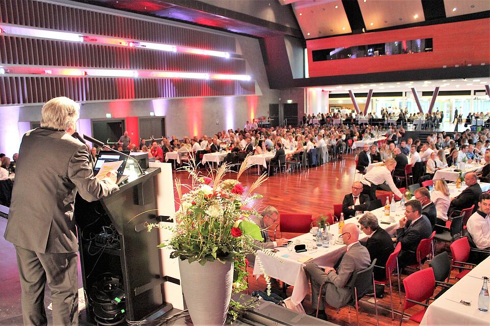Blick von der Bühne in den Saal des Nechar Forums