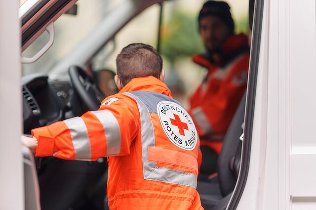 DRK-Sanitäter steigt in Rettungswagen ein