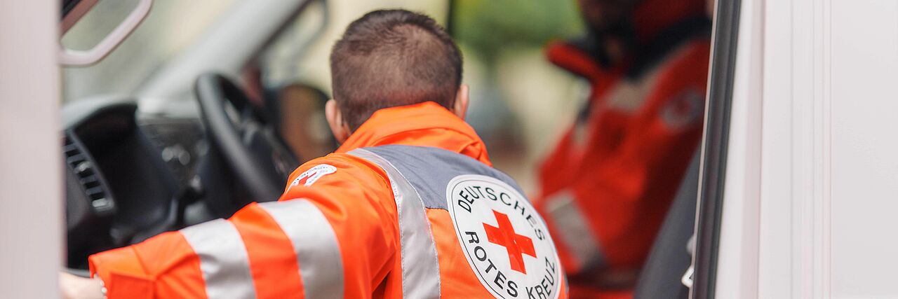 DRK-Sanitäter steigt in Rettungswagen ein
